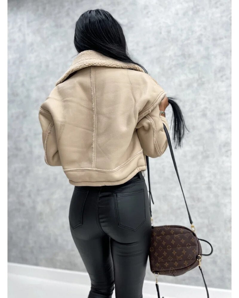 Kurze Lederjacke mit Teddyfutter