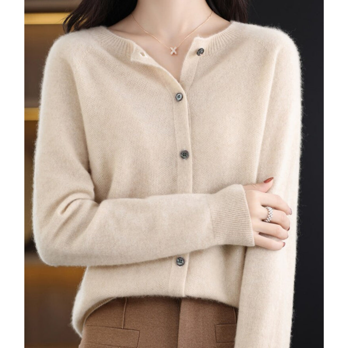 Luxuriöse Damen Strickjacke aus 100% Merinowolle mit O-Ausschnitt