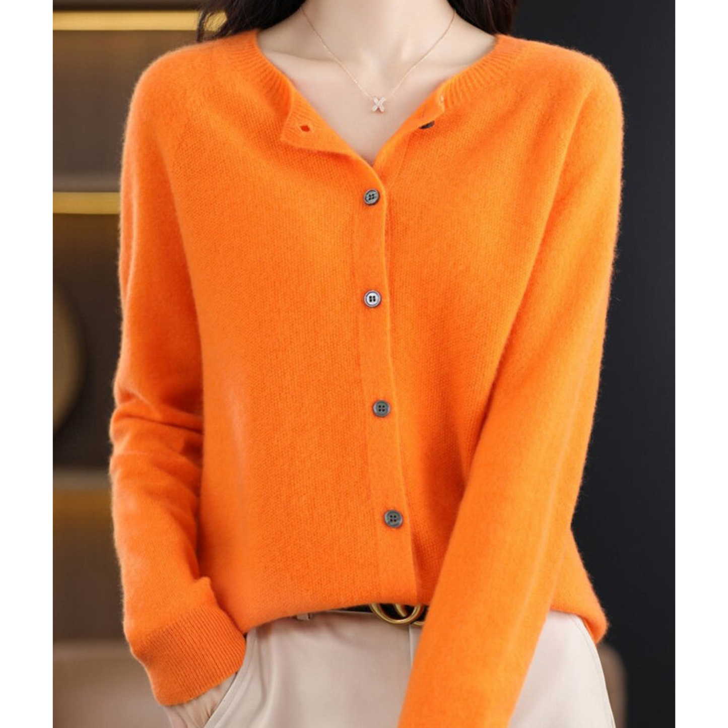 Luxuriöse Damen Strickjacke aus 100% Merinowolle mit O-Ausschnitt