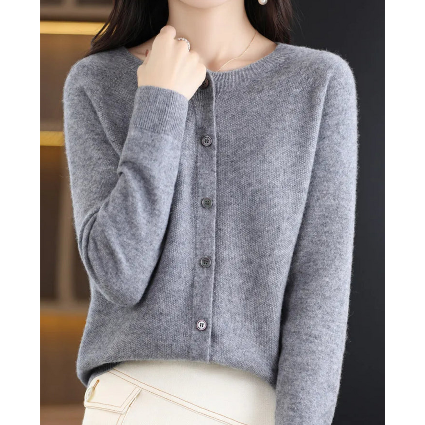 Luxuriöse Damen Strickjacke aus 100% Merinowolle mit O-Ausschnitt