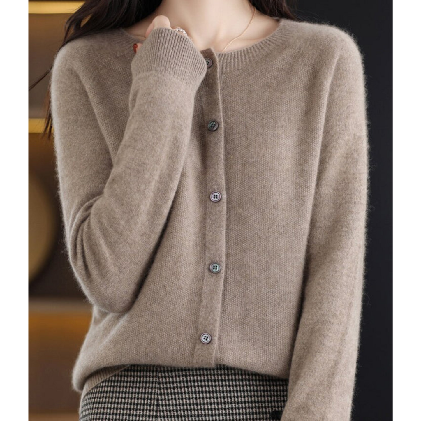 Luxuriöse Damen Strickjacke aus 100% Merinowolle mit O-Ausschnitt