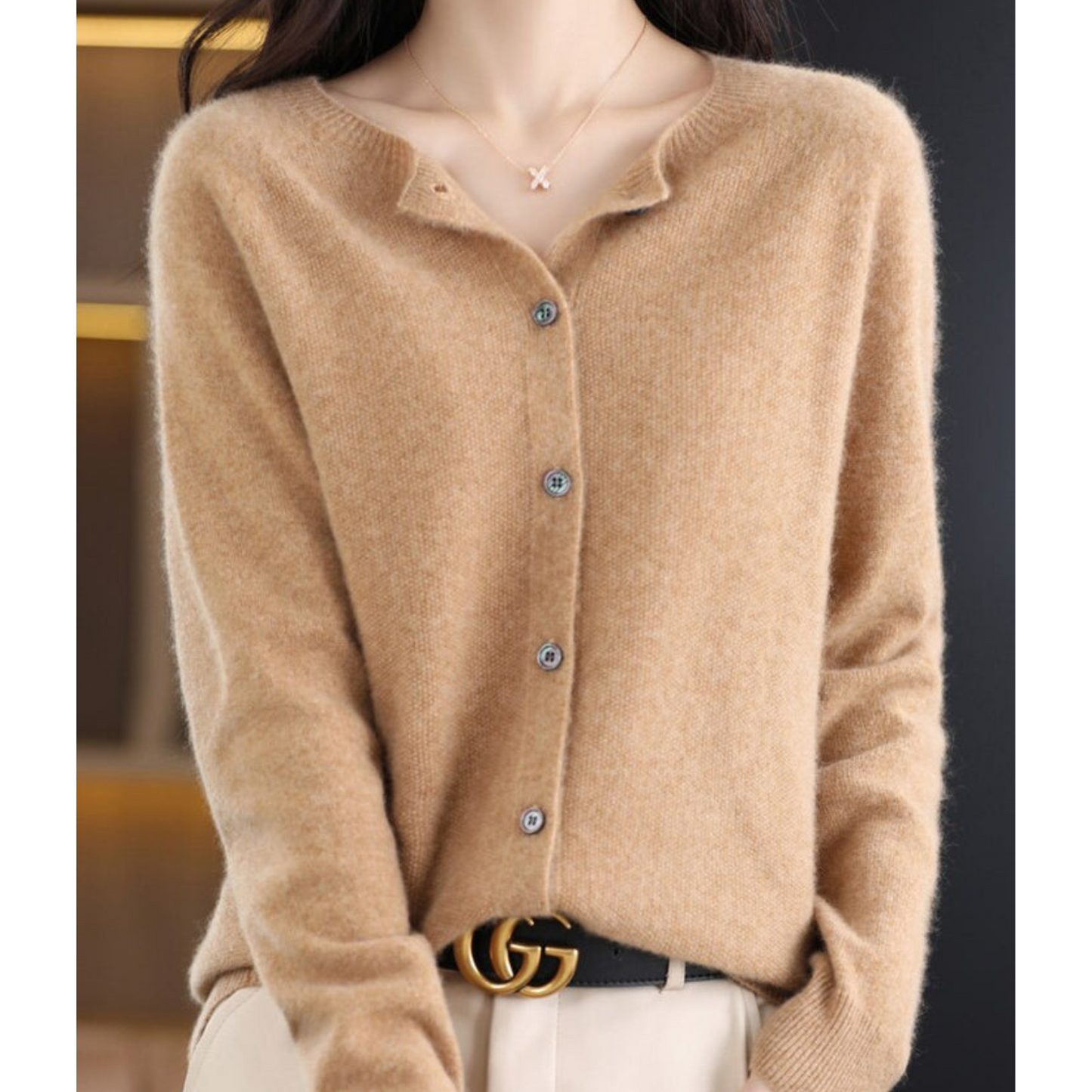 Luxuriöse Damen Strickjacke aus 100% Merinowolle mit O-Ausschnitt