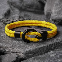 Stilvolles handgefertigtes Seilarmband für Männer - perfekt für einen lässigen Herbstlook!