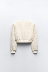 Kurze Bouclé-Jacke mit goldenen Knöpfen