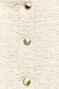 Kurze Bouclé-Jacke mit goldenen Knöpfen
