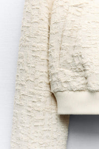Kurze Bouclé-Jacke mit goldenen Knöpfen