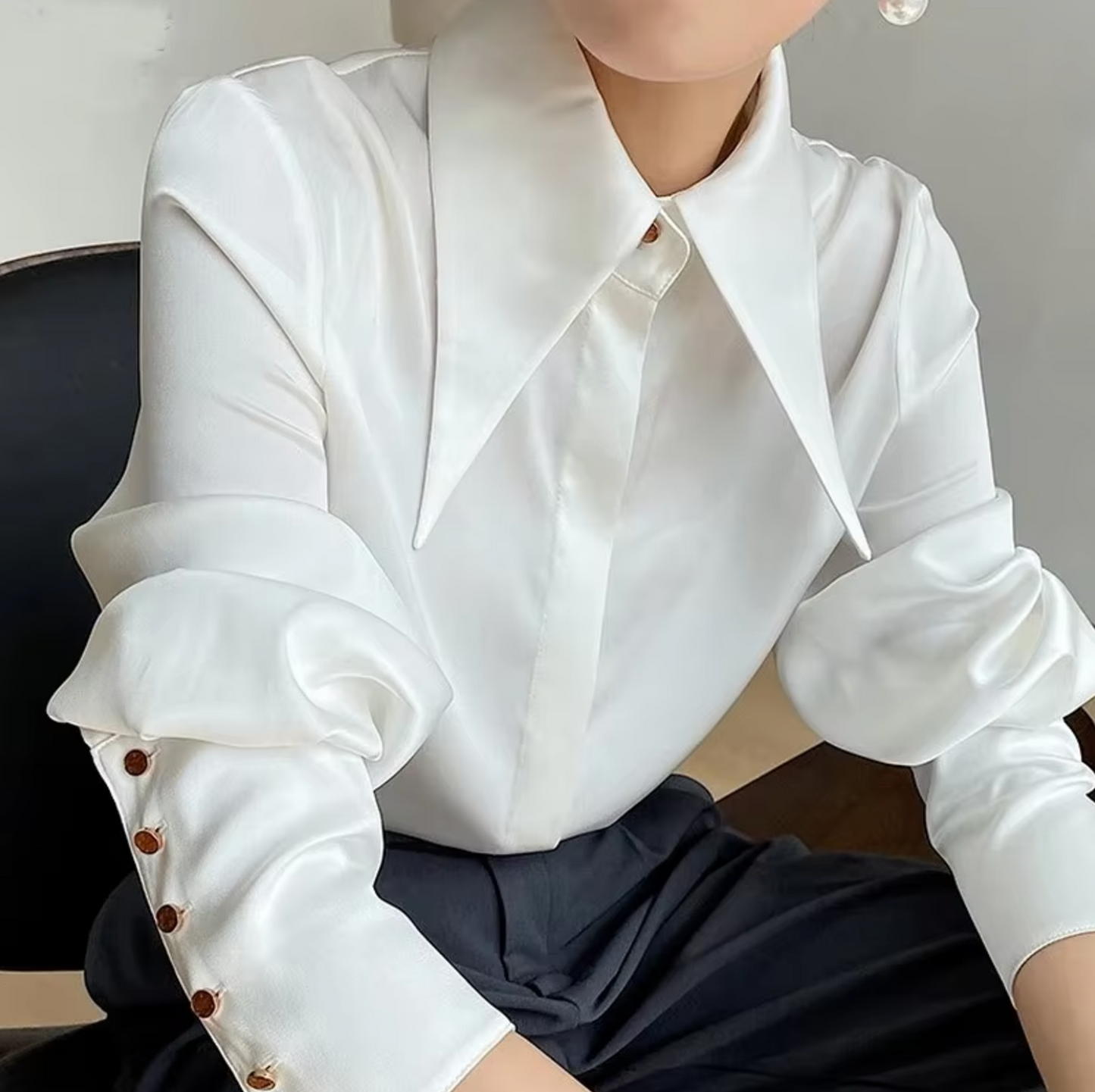 Aenora | Damen Satinbluse einfarbig – Elegante Langarmbluse mit Modernem Kragen & Knopfmanschetten für Büro & Alltag
