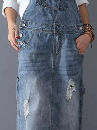 Frayla™ – Abgenutztes Jeanskleid mit Schlitz hinten