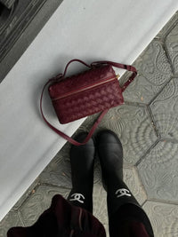Julia | Strukturierte, glänzende Tasche aus gewebtem Material
