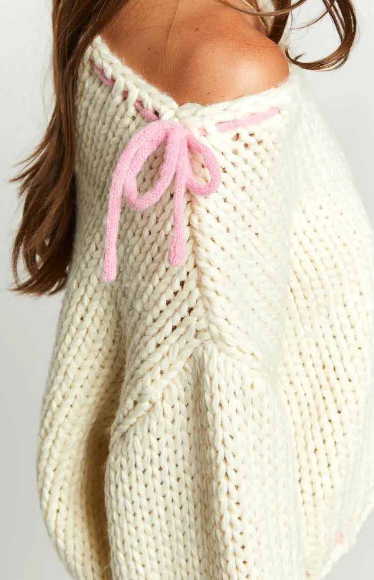 Bea | One Shoulder Chunky Knit Pullover mit rosa Kontrastband Schleife Akzente