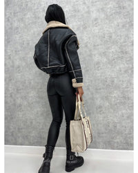 Kurze Lederjacke mit Teddyfutter