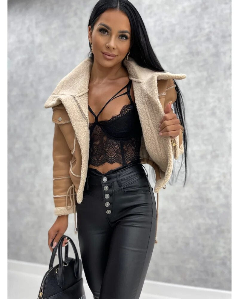 Kurze Lederjacke mit Teddyfutter