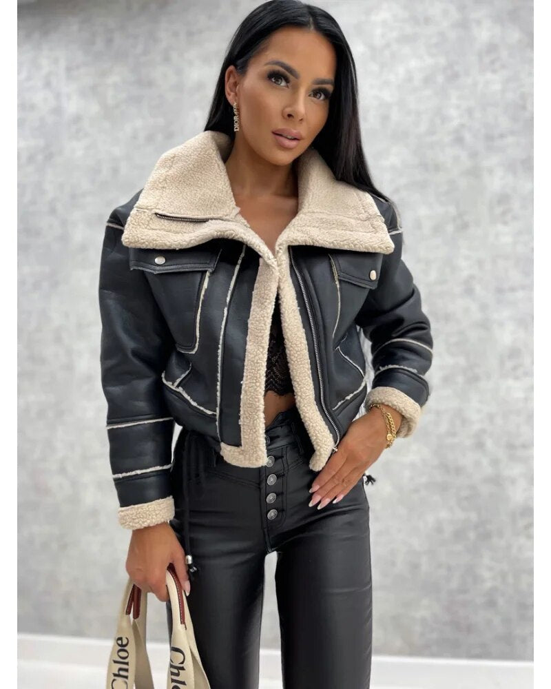 Kurze Lederjacke mit Teddyfutter