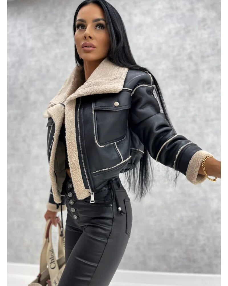 Kurze Lederjacke mit Teddyfutter