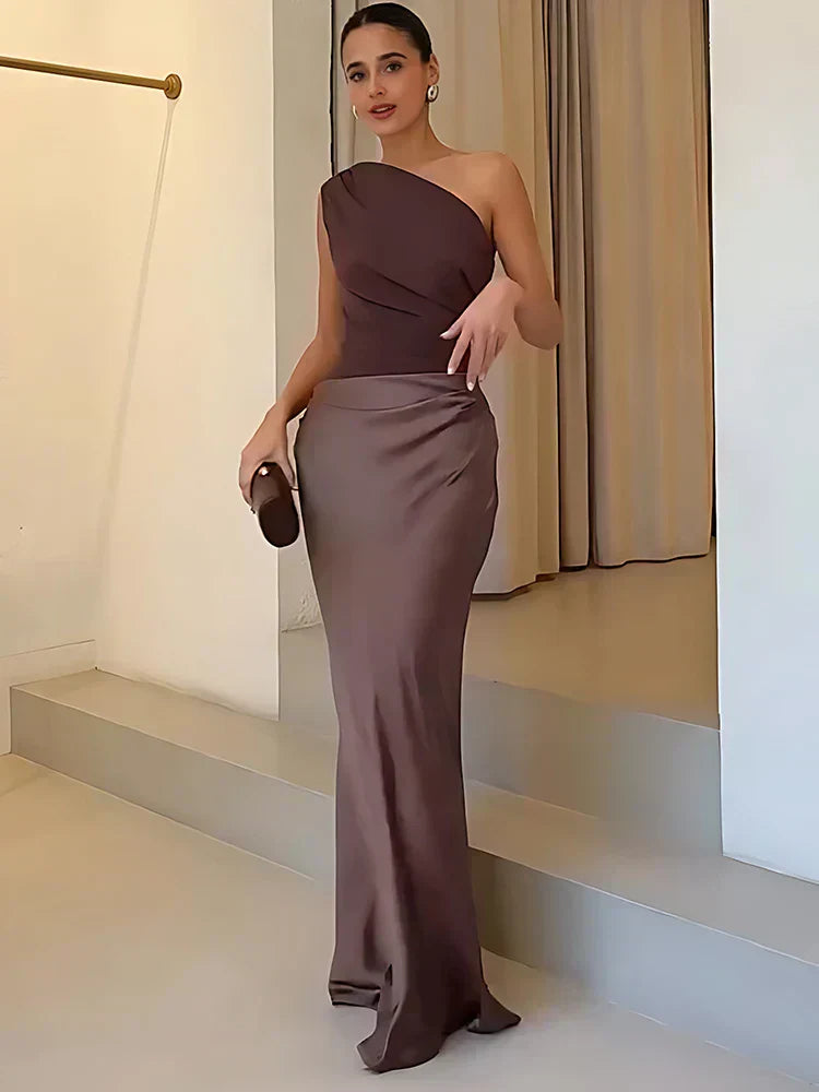 Amber™ – Ein Schulter Satin Maxikleid