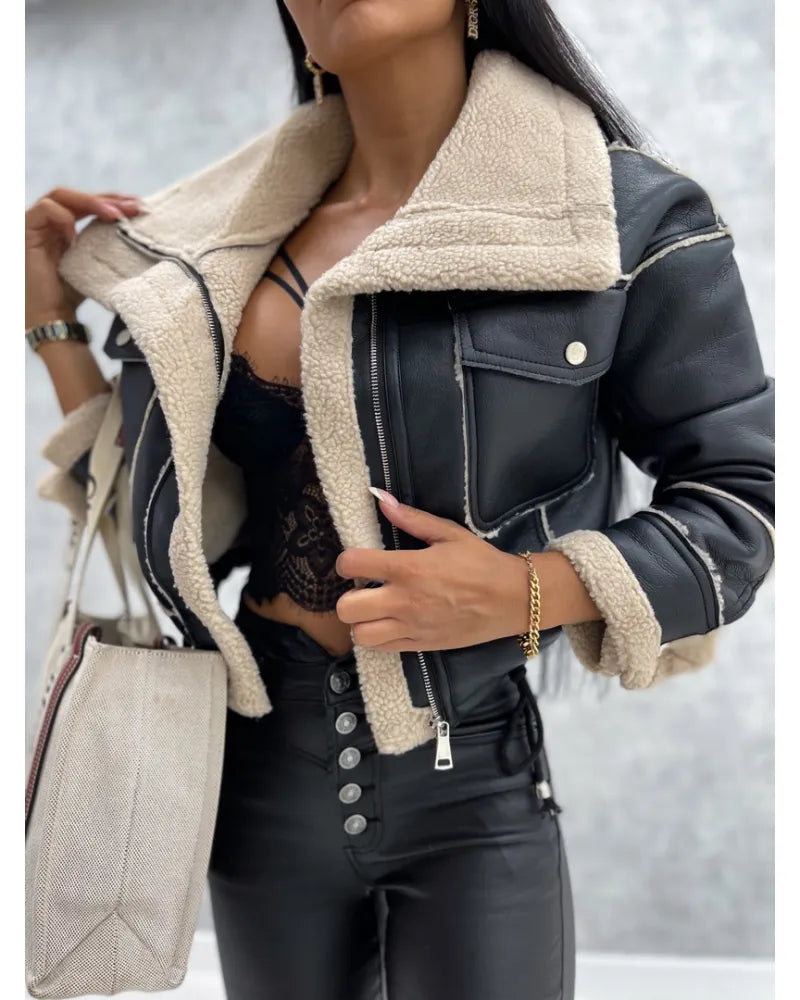 Kurze Lederjacke mit Teddyfutter