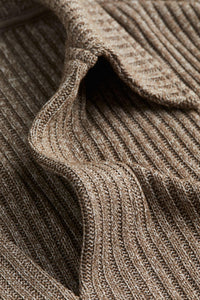 Gerippter Strickpullover mit Kragen